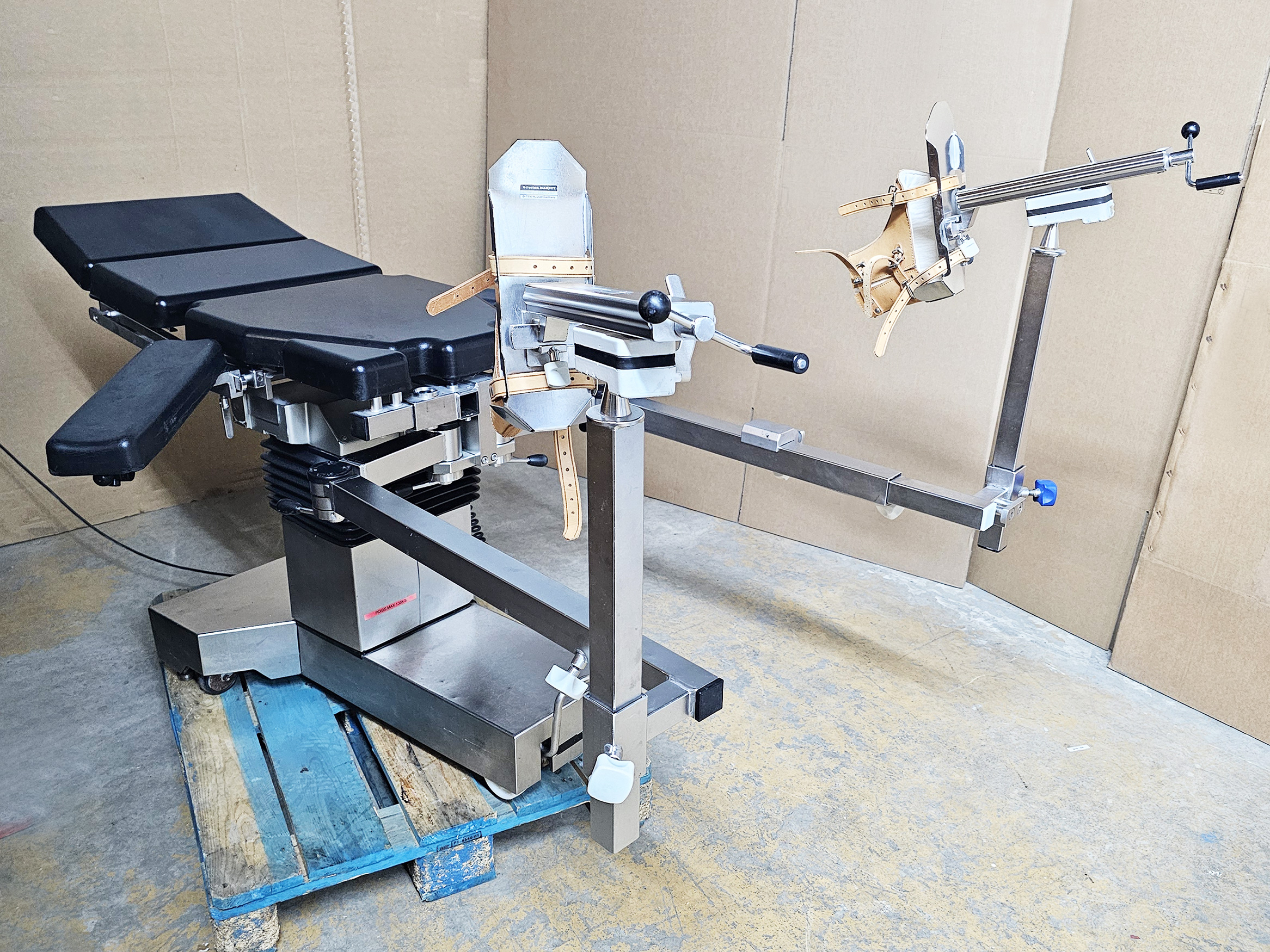 D'occasion ORTHOSTAR MODEL OPERATING TABLE WITH ORTHOPEDIC EXTENSIONS