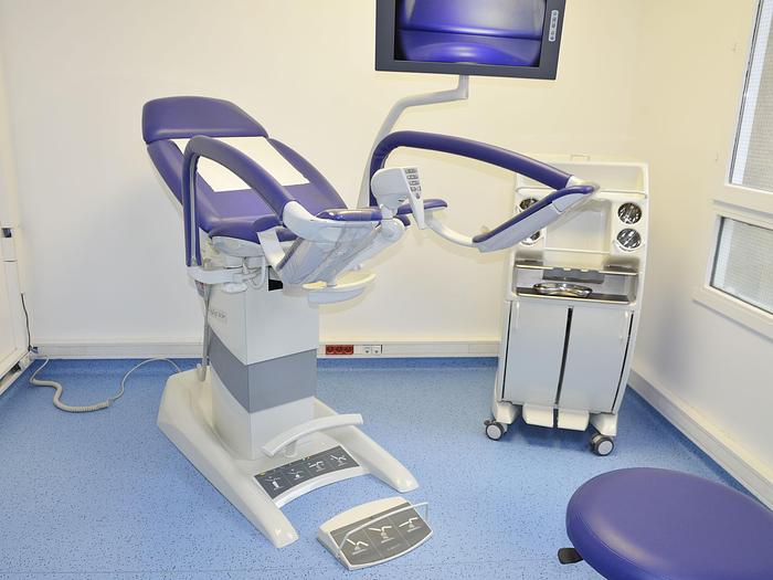 Used GYNECOLOGICAL WORKSTATION COMPOSED OF A GYNECOLOGICAL CHAIR, A VIDEO COLPOSCOPE, AN LCD SCREEN, AND A LINET BORCAD GRACIE MODEL INSTRUMENT TROLLEY