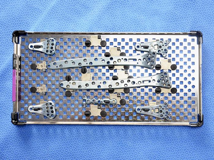 Used SET OF SCREWS AND PLATES FOR MEDARTIS APTUS RADIUS