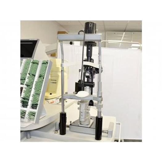 Used HAAG STREIT 900 SLIT LAMP WITH THREE-DIMENSIONAL MOVEMENTS, ON ITS HEIGHT-ADJUSTABLE TABLE