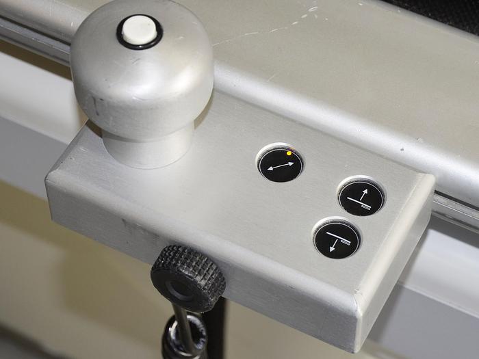 D'occasion MOBILE INTERVENTIONAL RADIOGRAPHIC TABLE WITH FLOATING CARBON FIBER TRAY CT160 F