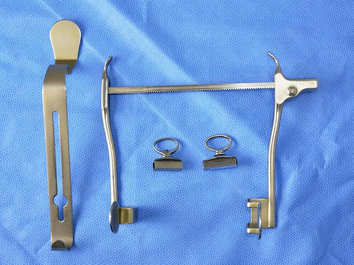 Used URO HRYNTSCHAK RETRACTOR SET