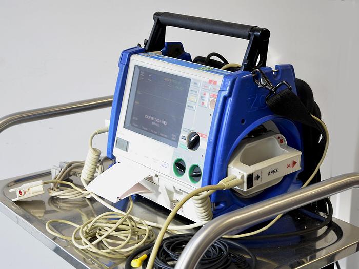 D'occasion DÉFIBRILLATEUR ZOLL SERIES M, MANUEL ET SEMI AUTOMATIQUE