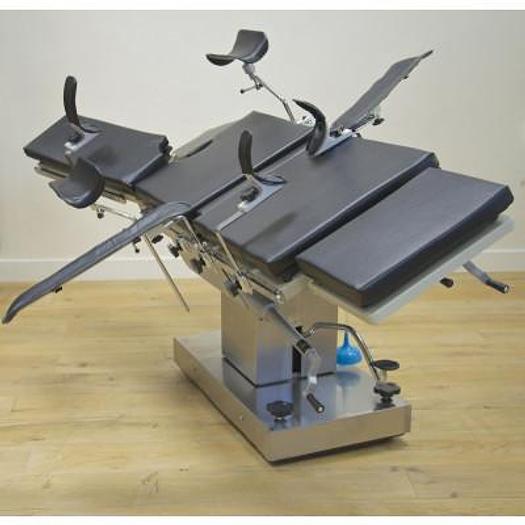 RADIOLUCENT OPERATING TABLE WITH ACCESSORIES