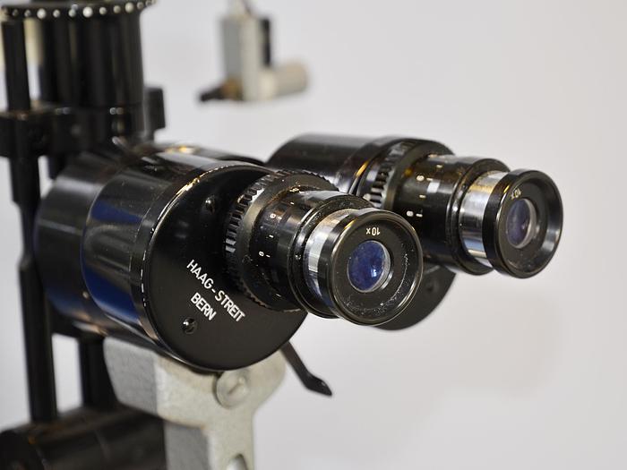 D'occasion LAMPE A FENTE HAAG STREIT 900 SUR SA TABLE ET SON SIEGE A HAUTEUR VARIABLE ELECTRIQUE