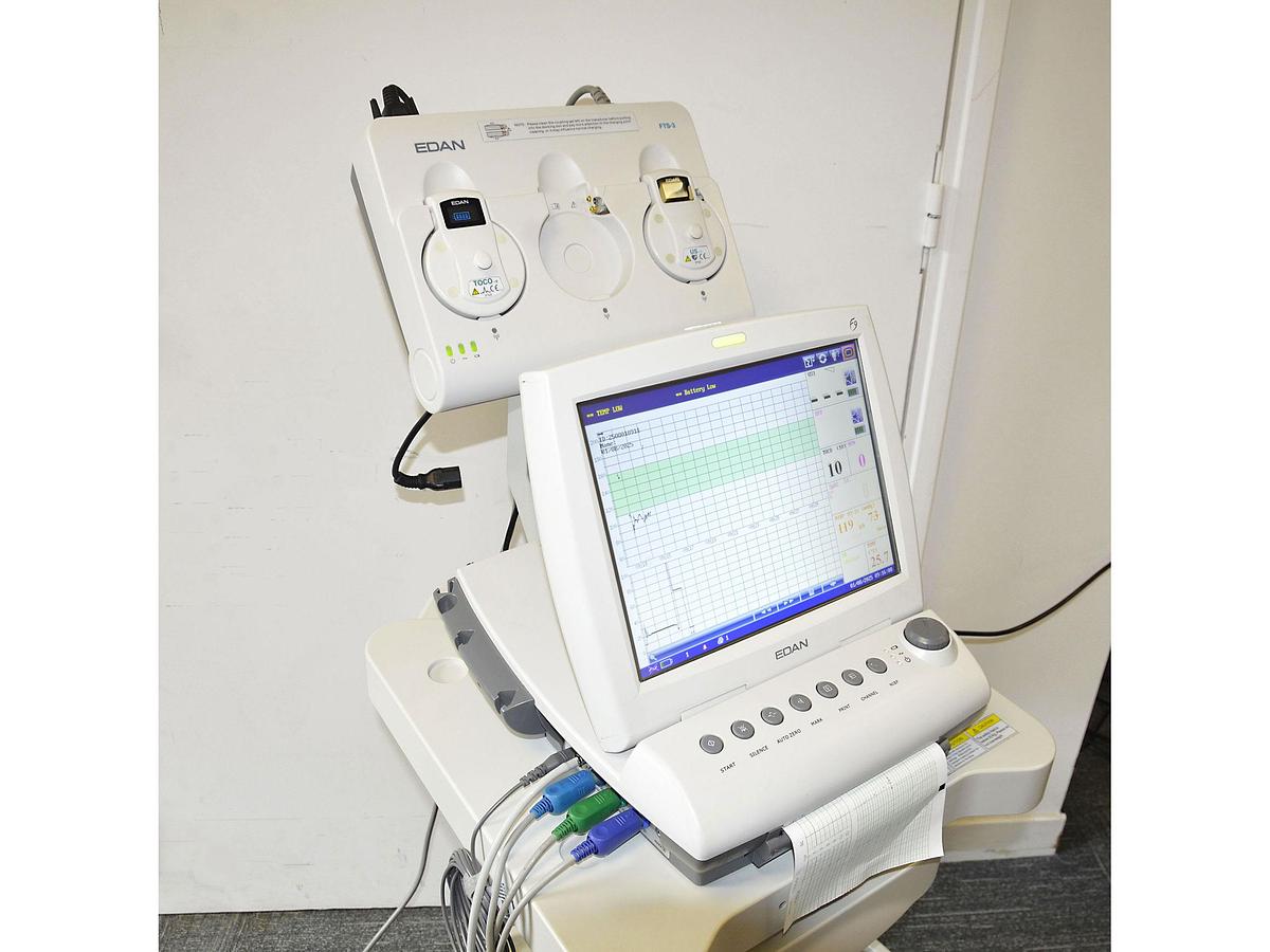 D'occasion EDAN F9 TOCOCARDIOGRAPH WITH TOCO PROBE, CARDIO PROBE, MOTHER MONITORING (NIBP, SPO2)