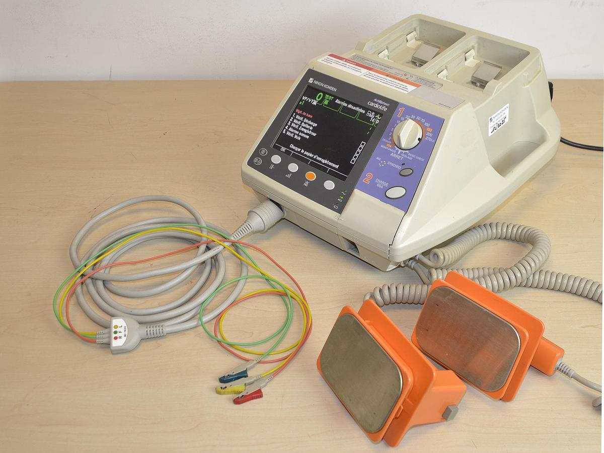 D'occasion NIHON KOHDEN TEC5221 DEFIBRILLATOR