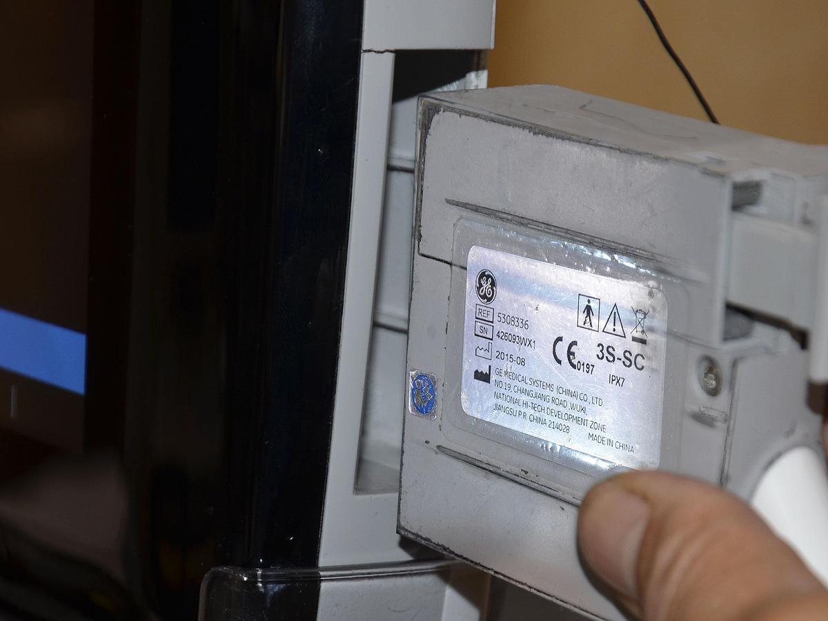 D'occasion GENERAL ELECTRIC GE VENUE 40 PORTABLE ULTRASOUND ON ITS MOBILE STAND