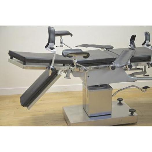 RADIOLUCENT OPERATING TABLE WITH ACCESSORIES