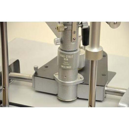 Used HAAG STREIT BM 900 SLIT LAMP WITH THREE-DIMENSIONAL MOVEMENTS, ON ITS VARIABLE HEIGHT TABLE