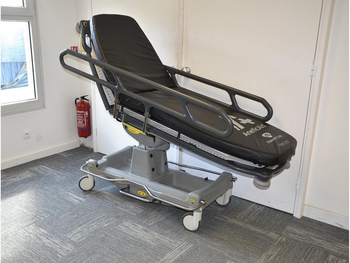 D'occasion ANETIC AID QA3 HYDRAULIC STRETCHER TROLLEY