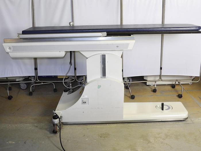 D'occasion MOBILE INTERVENTIONAL RADIOGRAPHIC TABLE WITH FLOATING CARBON FIBER TRAY CT160 F