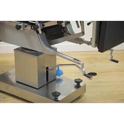 RADIOLUCENT OPERATING TABLE WITH ACCESSORIES