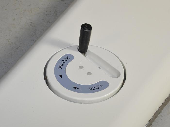 D'occasion MOBILE INTERVENTIONAL RADIOGRAPHIC TABLE WITH FLOATING CARBON FIBER TRAY CT160 F