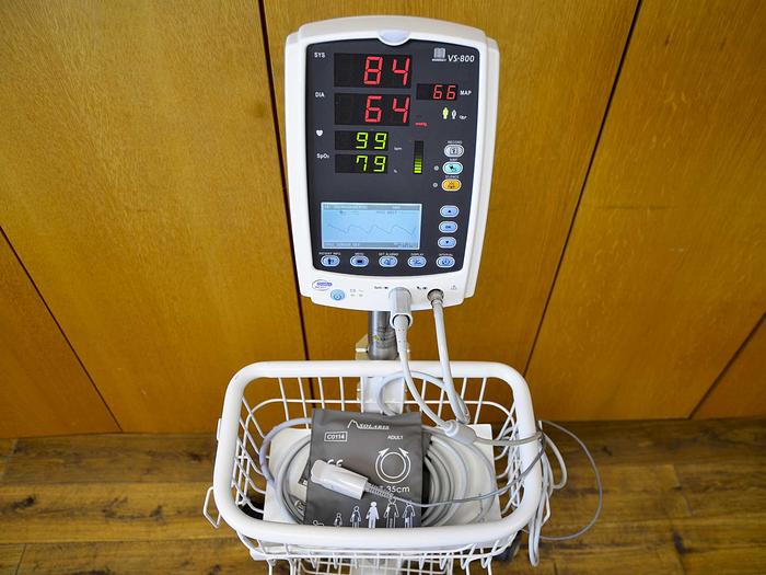 D'occasion MONITEUR MOBILE DE PRESSION BRASSARD, DE SpO2 ET DE FRÉQUENCE CARDIAQUE MINDRAY VS-800