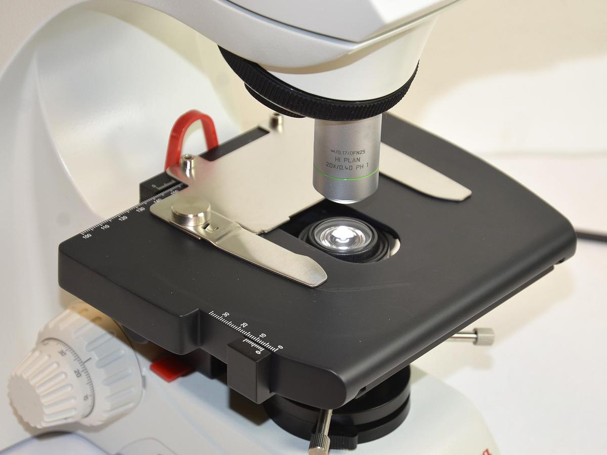 LEICA DM750 LABORATORY MICROSCOPE