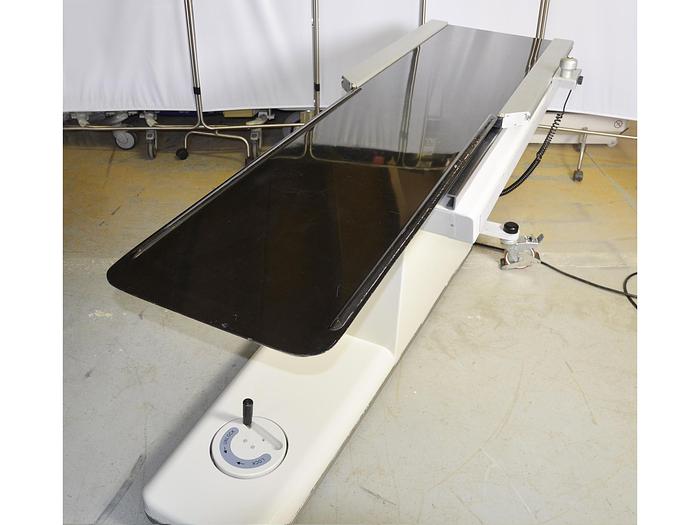 D'occasion MOBILE INTERVENTIONAL RADIOGRAPHIC TABLE WITH FLOATING CARBON FIBER TRAY CT160 F