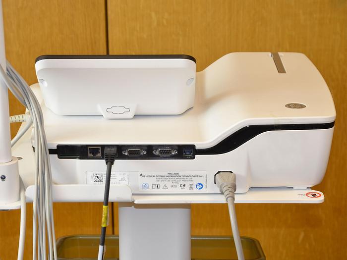original-d-occasion-ecg-general-electric-mac-2000-sur-chariot-avec-lecteur-de-codes-barres-usb.JPG