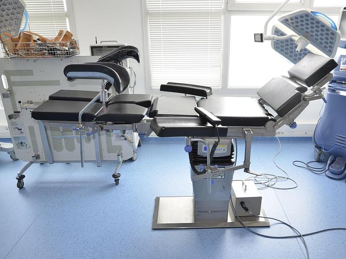 D'occasion TABLE D'OPERATION TRUMPF JUPITER AVEC SES ACCESSOIRES TRES BEL ETAT