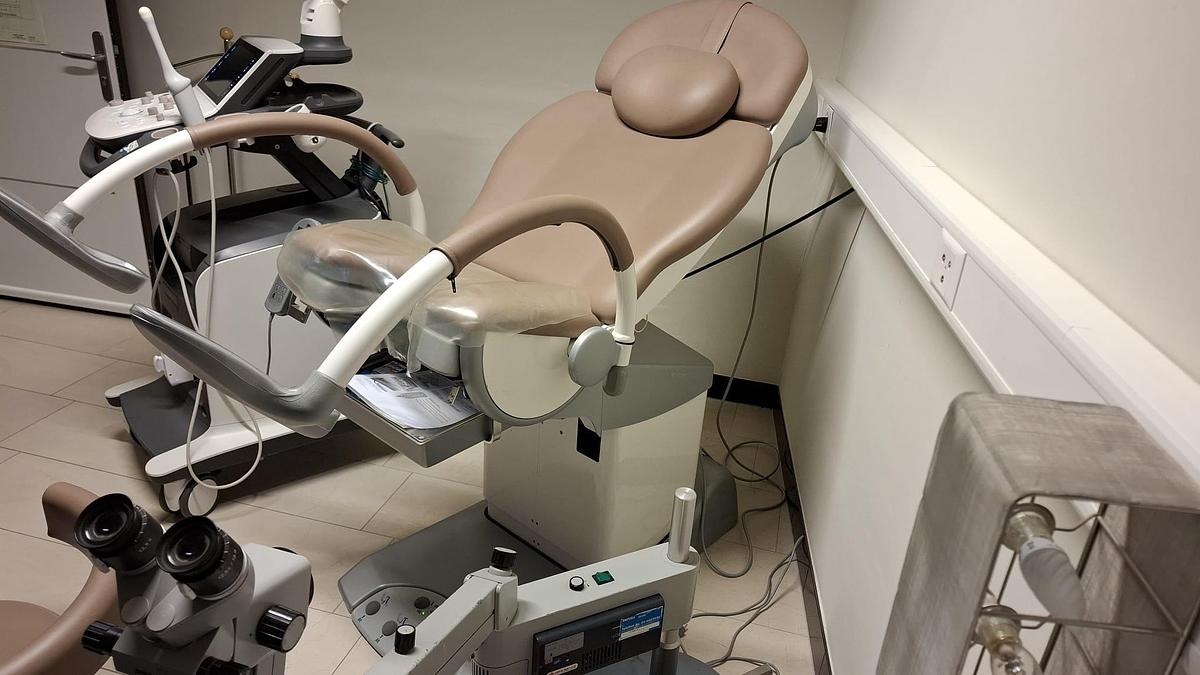 D'occasion CHAISE GYNECOLOGIQUE SCHMITZ MEDI-MATIC AVEC SON TABOURET