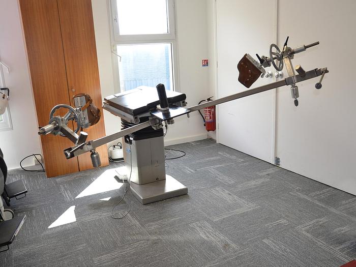 D'occasion ALM TRANSFERIS ELECTRIC OPERATING TABLE WITH ORTHOPEDIC EXTENSION