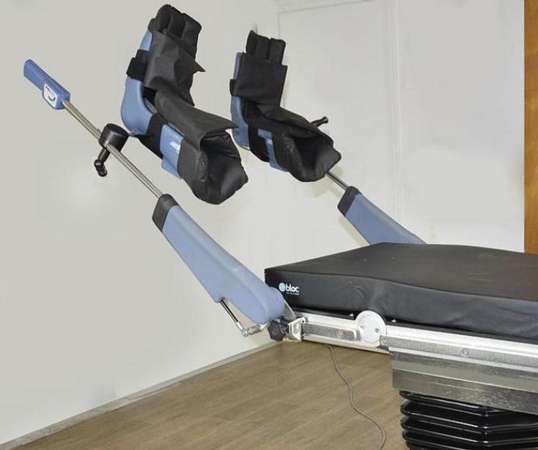 D'occasion PAIRE DE STIRRUPS UNIVERSELLES POUR TABLE D'OPERATION