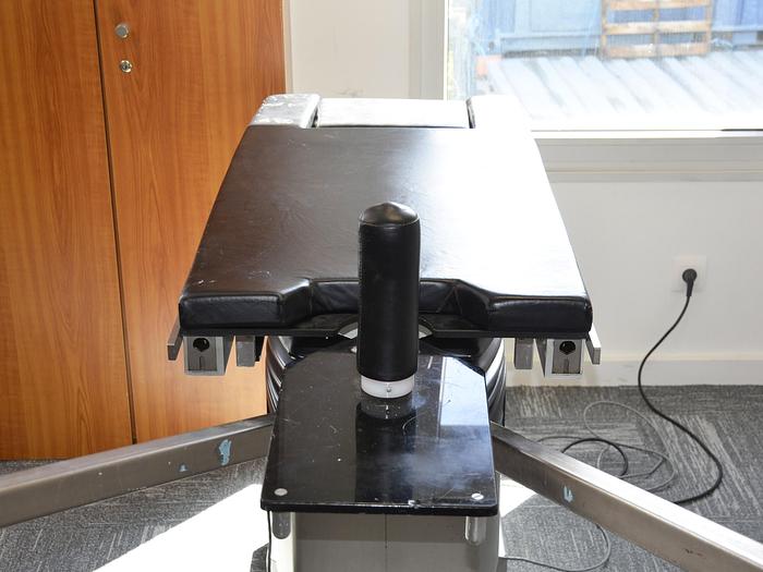 D'occasion ALM TRANSFERIS ELECTRIC OPERATING TABLE WITH ORTHOPEDIC EXTENSION