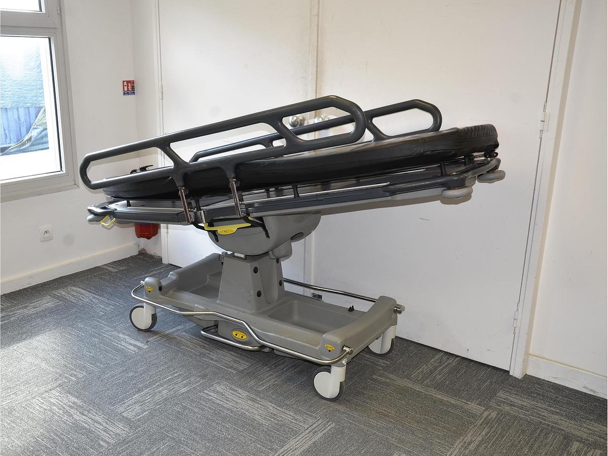 D'occasion ANETIC AID QA3 HYDRAULIC STRETCHER TROLLEY