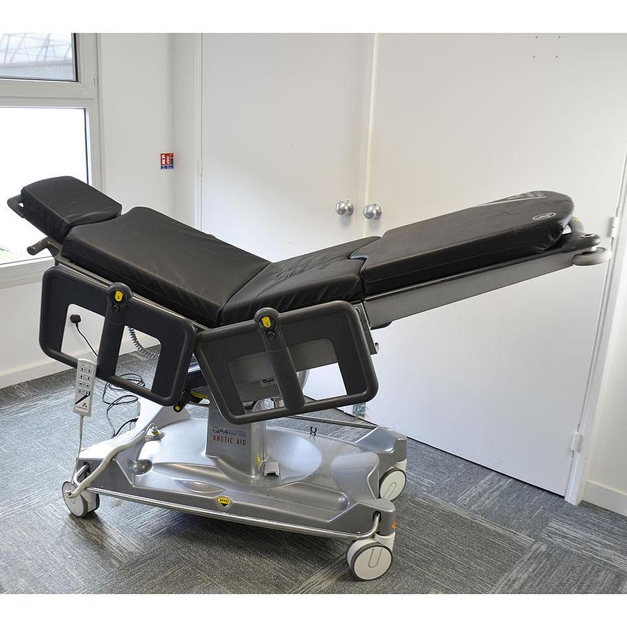 D'occasion ANETIC AID QA4 UNIVERSAL ELECTRIC MOBILE SURGERY TABLE