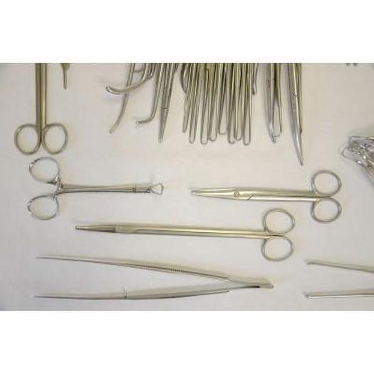 Used SET OF INSTRUMENTS FOR BASIC SURGERY