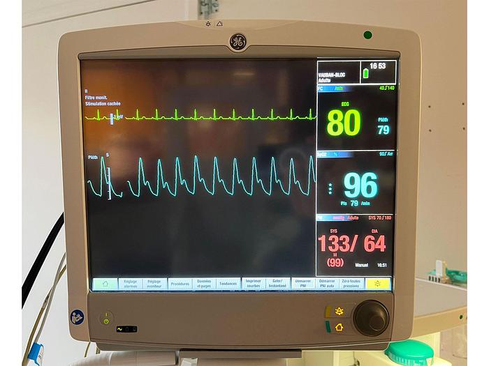 Used GENERAL ELECTRIC ADVANCE CS2 ANESTHESIA RESPIRATOR with MONITORING ANESTHESIA CARESCAPE