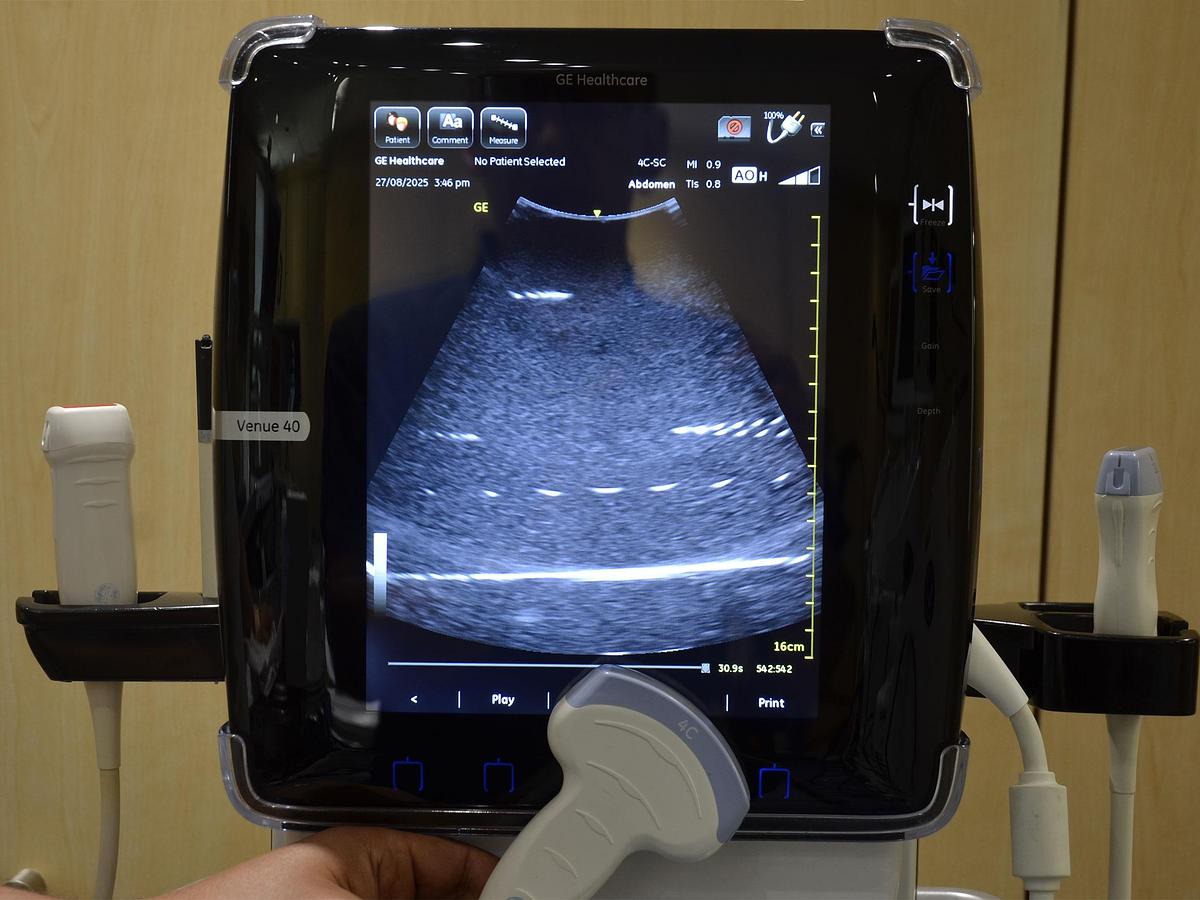 D'occasion GENERAL ELECTRIC GE VENUE 40 PORTABLE ULTRASOUND ON ITS MOBILE STAND