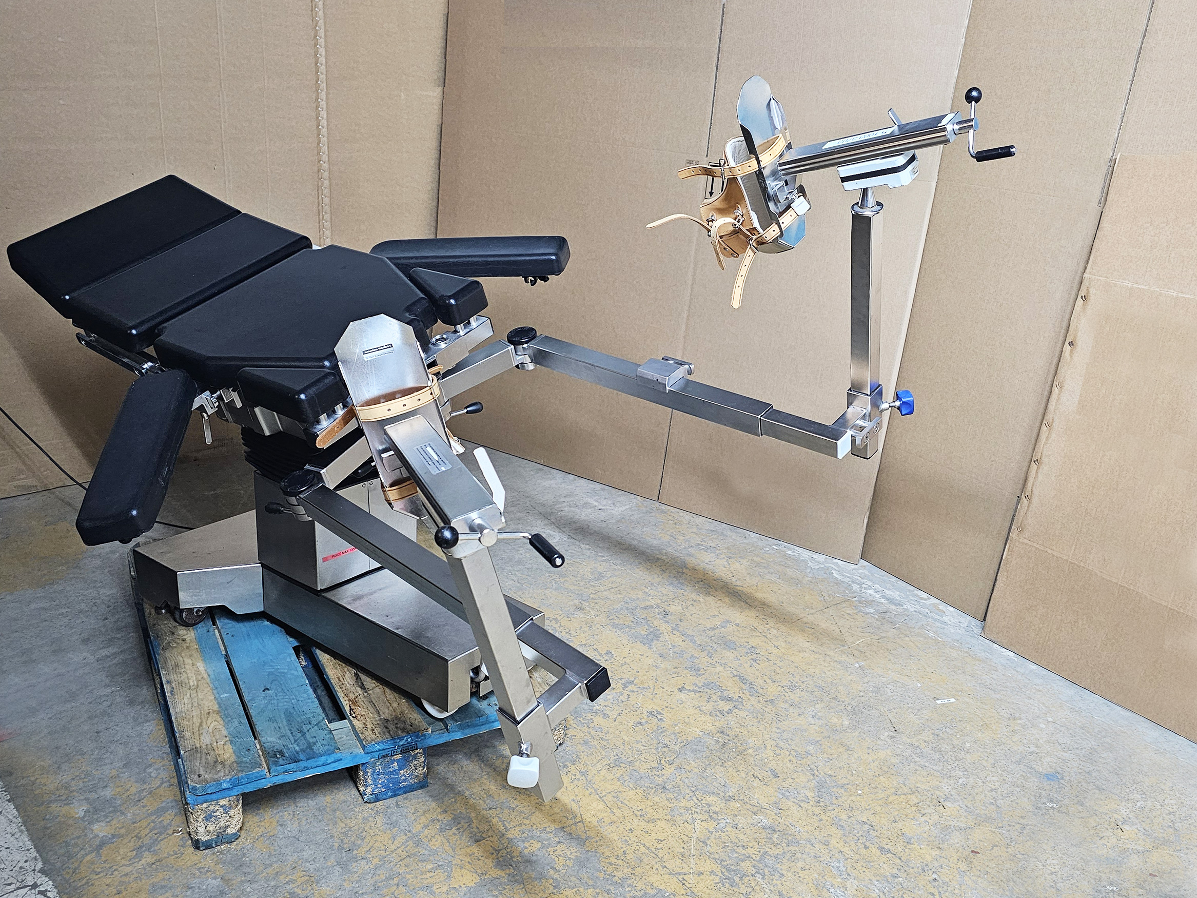 D'occasion ORTHOSTAR MODEL OPERATING TABLE WITH ORTHOPEDIC EXTENSIONS