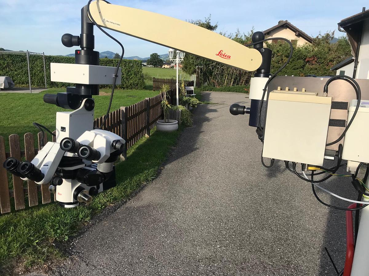 D'occasion MICROSCOPE LEICA OPHTALMOLOGIQUE M620 avec caméra et moniteur HD