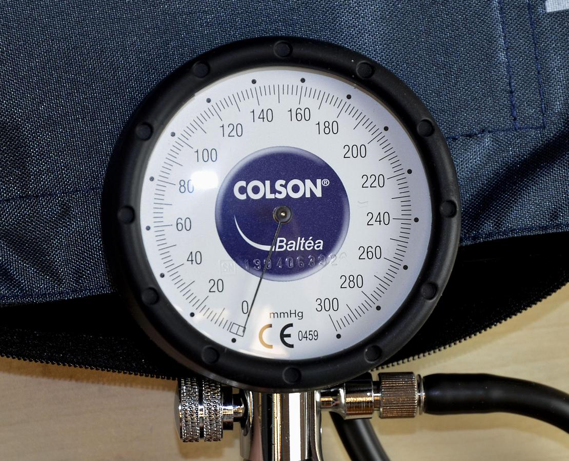 COLSON ADULT MANOPOIRE ANEROID BLOOD PRESSURE MONITOR