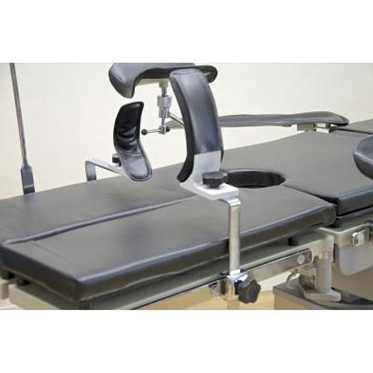 RADIOLUCENT OPERATING TABLE WITH ACCESSORIES