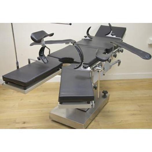 RADIOLUCENT OPERATING TABLE WITH ACCESSORIES