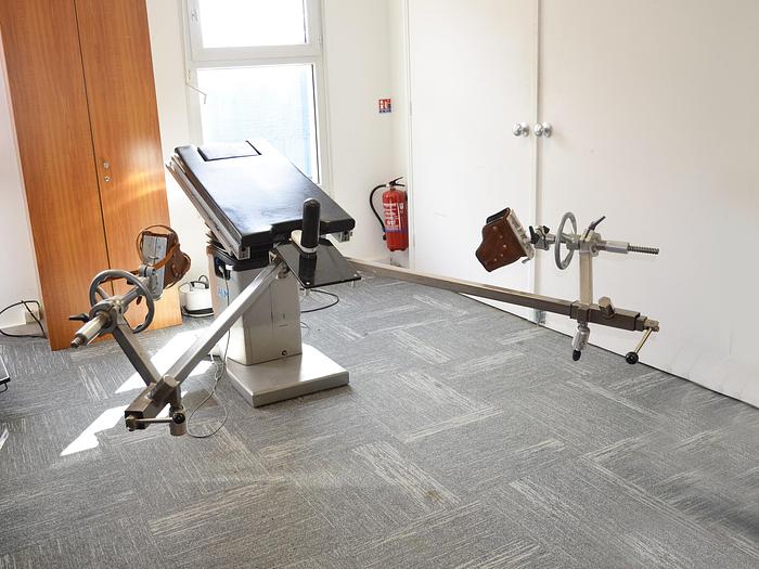 D'occasion ALM TRANSFERIS ELECTRIC OPERATING TABLE WITH ORTHOPEDIC EXTENSION