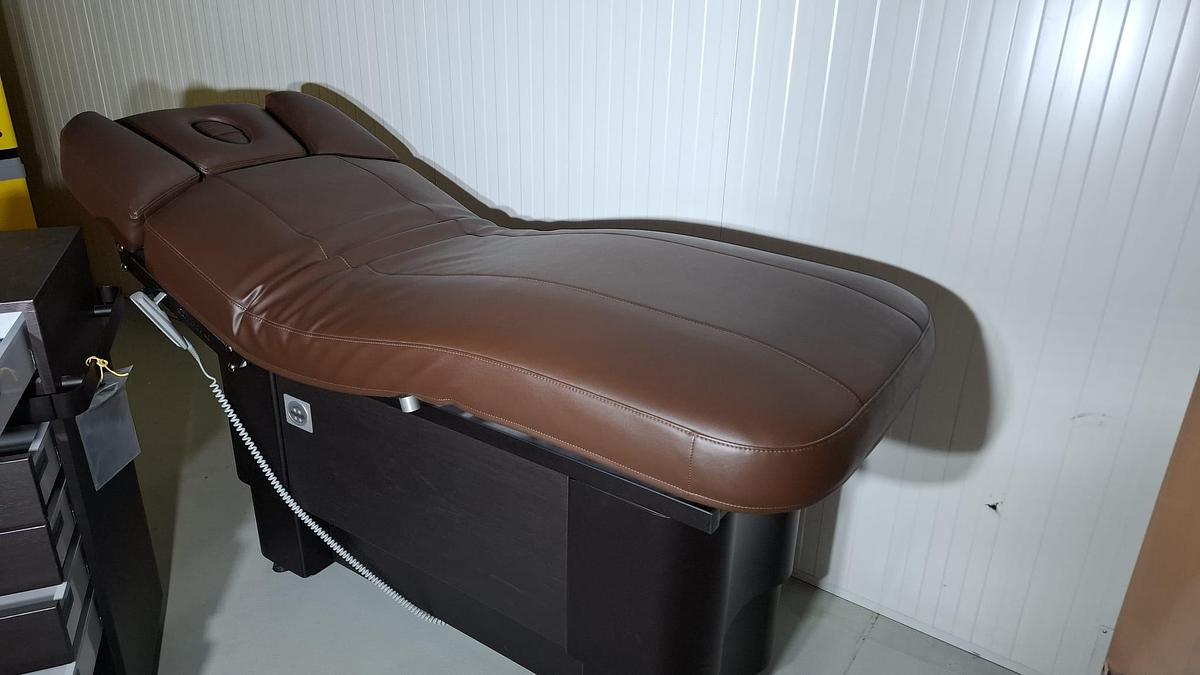 D'occasion TABLE DE SOINS GHARIENI  DE GRAND LUXE MULTIFONCTIONNELLE AVEC MEUBLE ASSORTI DE RANGEMENT ET TABOURET, PARFAIT ÉTAT