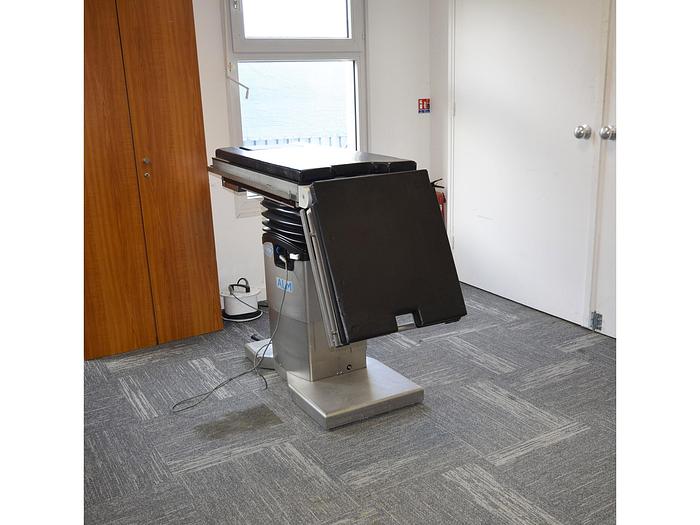 D'occasion ALM TRANSFERIS ELECTRIC OPERATING TABLE WITH ORTHOPEDIC EXTENSION
