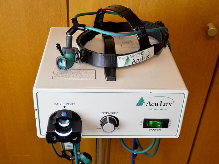 original-d-occasion-source-de-lumiere-aculux-ax-3002-avec-deux-casques.JPG