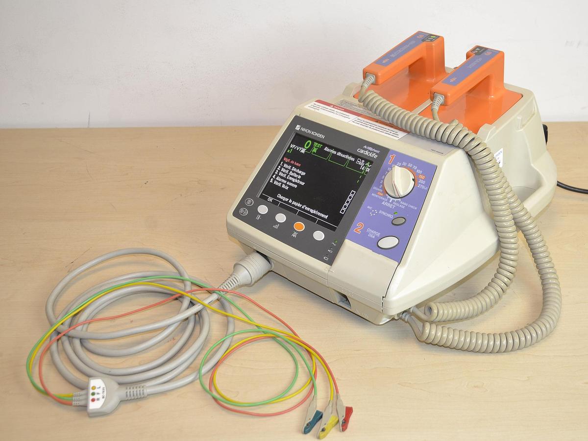 D'occasion NIHON KOHDEN TEC5221 DEFIBRILLATOR