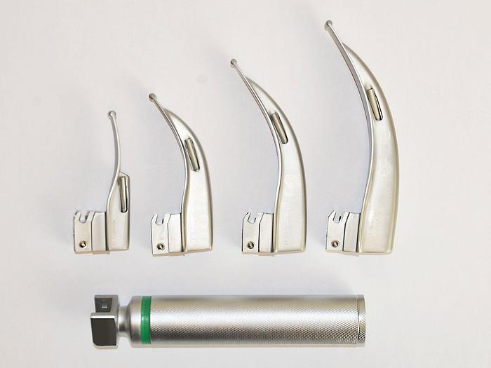 original-neuf-set-laryngoscope-adulte-avec-4-lames.JPG