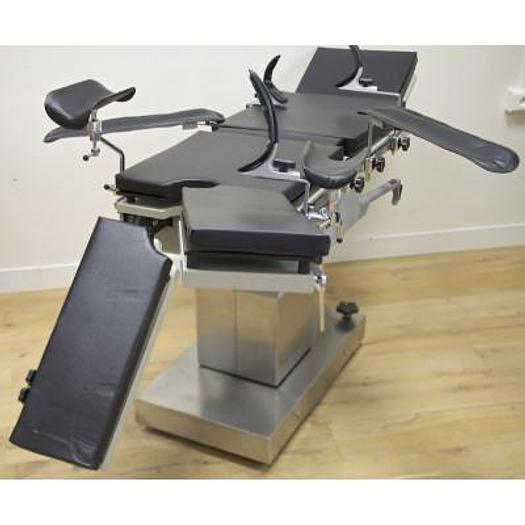 RADIOLUCENT OPERATING TABLE WITH ACCESSORIES