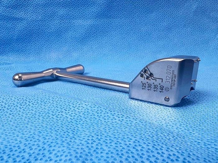 Used SWISS SYNTHES FEMUR NECK SCREW SET