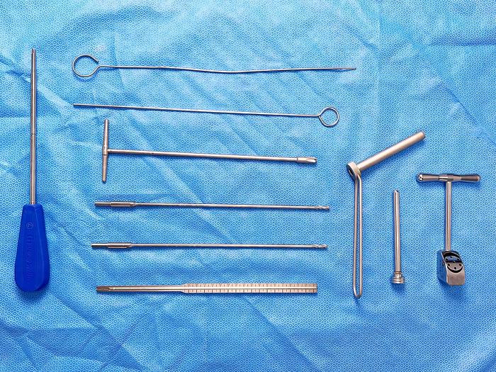 Used SWISS SYNTHES FEMUR NECK SCREW SET