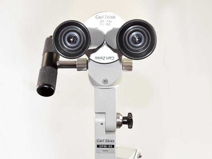 original-d-occasion-table-d-examen-gyneco-avec-colposcope-zeiss-opmi-99.jpg