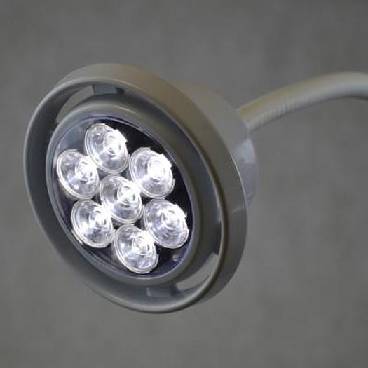 MINOR SURGERY LAMP WITH VERTICAL DISPERSION LIGHT SOURCE AND ADJUSTABLE ILLUMINATION