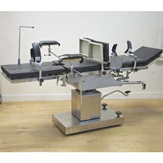 RADIOLUCENT OPERATING TABLE WITH ACCESSORIES