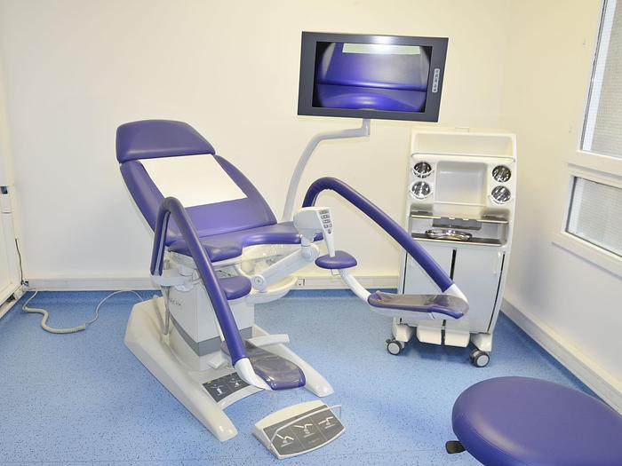 Used GYNECOLOGICAL WORKSTATION COMPOSED OF A GYNECOLOGICAL CHAIR, A VIDEO COLPOSCOPE, AN LCD SCREEN, AND A LINET BORCAD GRACIE MODEL INSTRUMENT TROLLEY